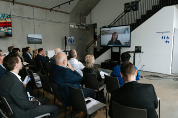 Menschen sitzen im Publikum